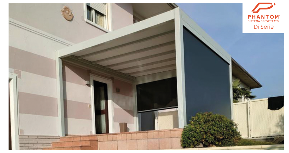 Pergola bioclimatica con schermature laterali