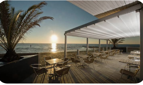 Pergola con tenda da sole sul mare
